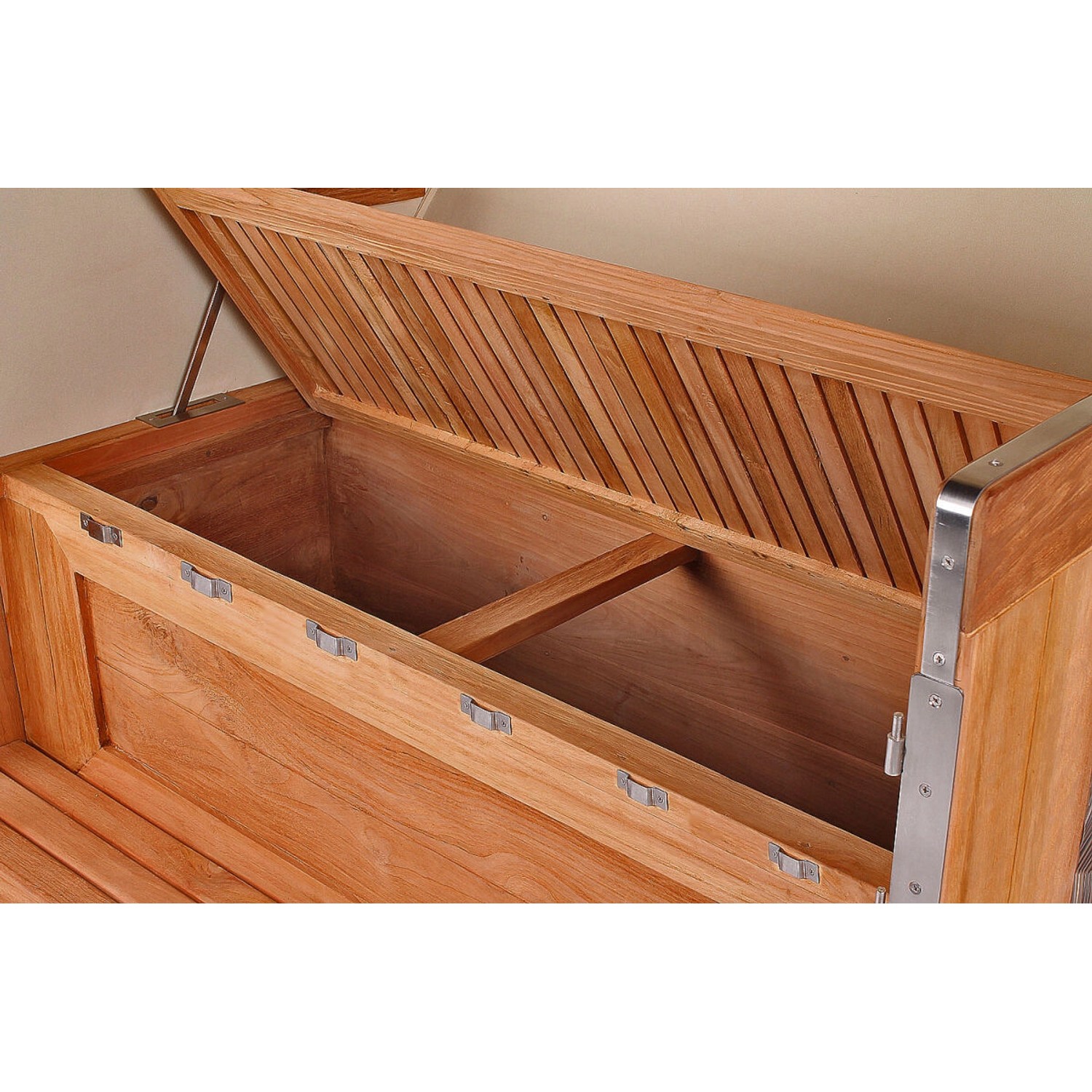 Geöffneter 3-Sitzer Strandkorb Königssee aus Teakholz mit Stauraum unter der Sitzfläche.