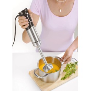 Frau mixt Suppe mit Westfalia Power Stabmixer-Set (1500 W) aus Edelstahl. Inkl. Rührbecher und Rührbesen.