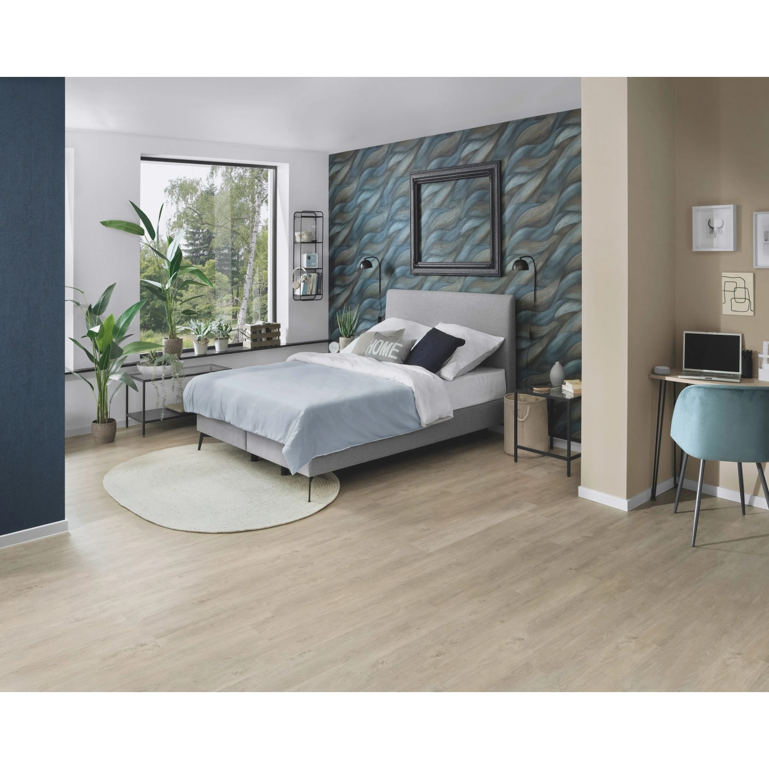 Schlafzimmer mit Erismann Vliestapete Casual Chic Wellen Stormy Blau an der Wand.