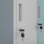Detailaufnahme: Jan Nowak Metallspind Umkleideschrank mit Fächern, Schlössern und Belüftung.