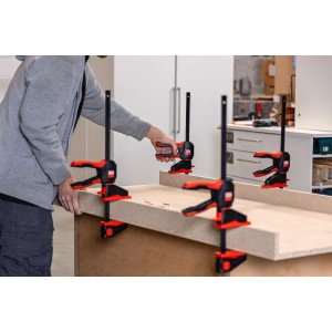 Bessey Einhandzwingen mit drehbarem Griff im Einsatz zum Spannen von Holz.