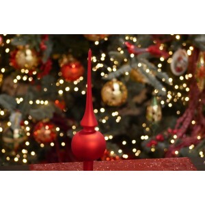 Rote matte Glas-Weihnachtsbaumspitze 26cm vor festlich geschmücktem Baum. Handgefertigter Christbaumschmuck.
