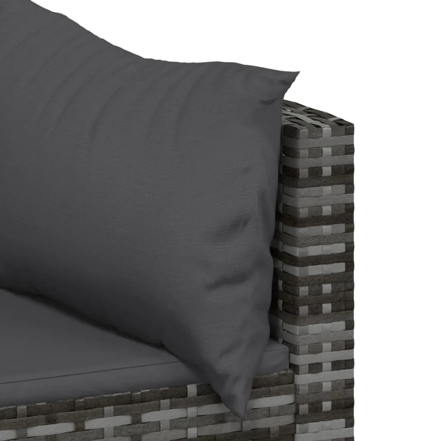 Detailaufnahme: Graues Gartenlounge-Set aus Polyrattan mit anthrazitfarbenen Kissen.
