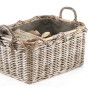 Rechteckiger, grauer Holzkorb aus Rattan mit Stoffeinsatz für Kaminholz.