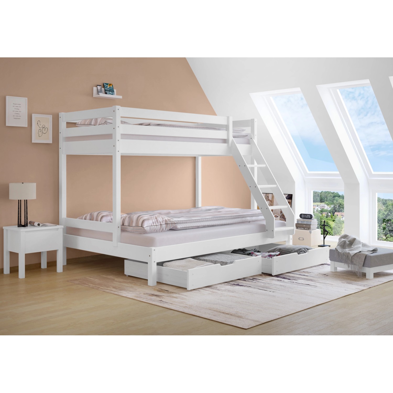 Weißes Doppel-Etagenbett aus Kiefernholz mit Rollrost und Bettkasten für Erwachsene.