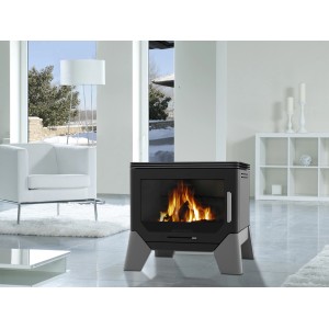 Schwarzer Wamsler W - Box Kaminofen aus Stahl mit Flammen im Wohnraum.