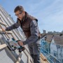 Bosch Professional Akku-Kreissäge GKS 18V-57-2 L Solo beim Sägen von Holz auf einem Dach.