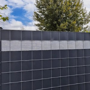 Fenstergrauer Sichtschutzstreifen mit Lochmuster für Doppelstabmattenzaun.