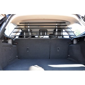 Schwarzes Kofferraum-Trenngitter Walky Barrier im Auto, zum Schutz von Hunden und Ladung.