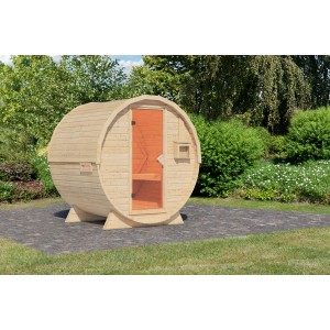 Naturbelassene Karibu Fass-Sauna 1 aus Holz im Garten mit Tür und Fenster.