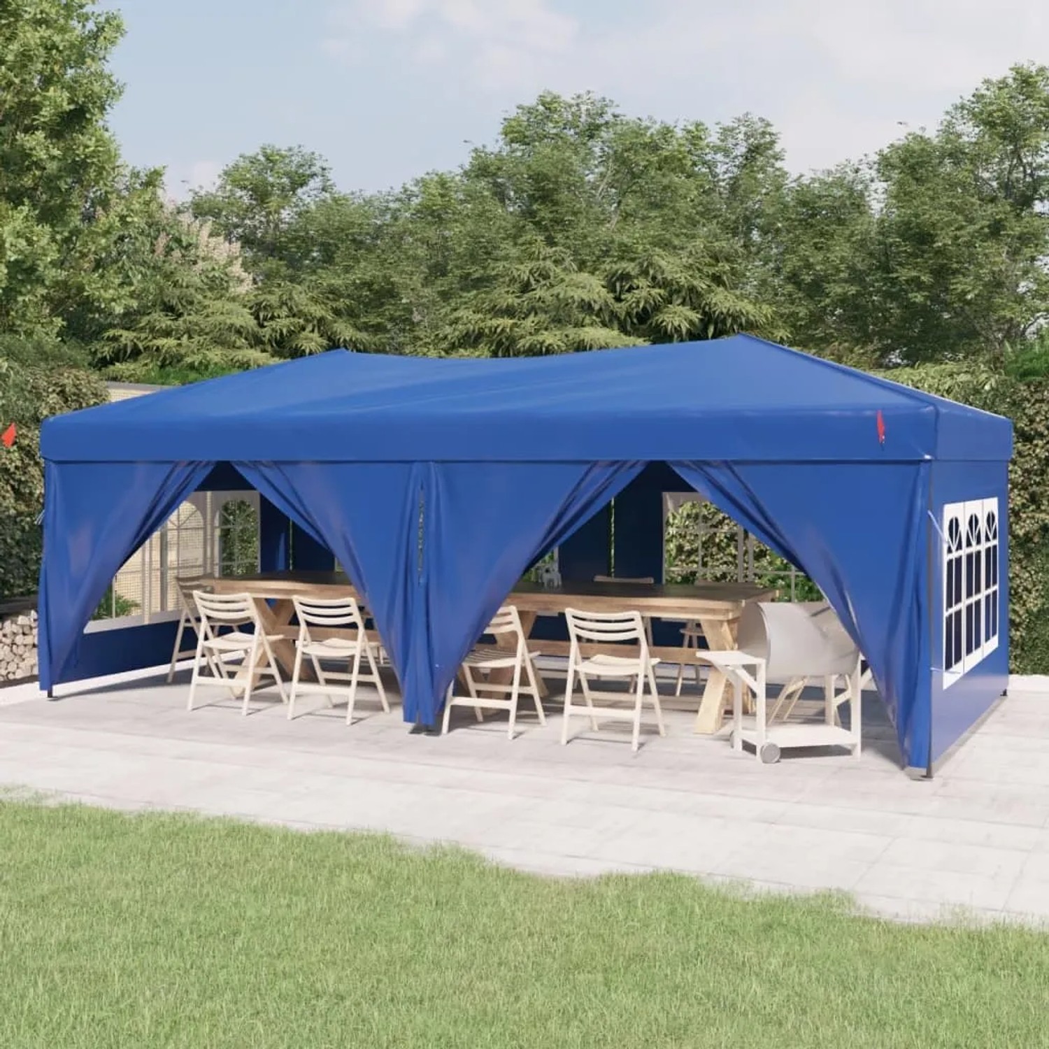 Blaues, faltbares Partyzelt 3x6 m mit Seitenwänden im Garten, ausgestattet mit Tisch und Stühlen.