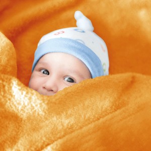 Baby in helloranger Bestlivings Mikrofaser Babydecke (90x140 cm).