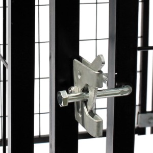 Sicherer silberner Riegel am schwarzen Gittertor eines Hundezwingers. Robustes Verschlusssystem für Hundekäfige.