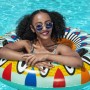 Frau im Pool mit buntem Bestway Schwimmring Flirty Fiesta (Ø 94 cm).