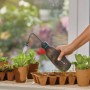 Gardena Soft-Drucksprüher 0,45 l beim Bewässern von Setzlingen.