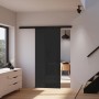 Schwarze inova Glasschiebetür, satiniert, mit Softclose im Komplettset. Ideal für moderne Raumgestaltung.