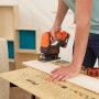Black+Decker Akku-Stichsäge BDCJS12N in Aktion beim Holzsägen.