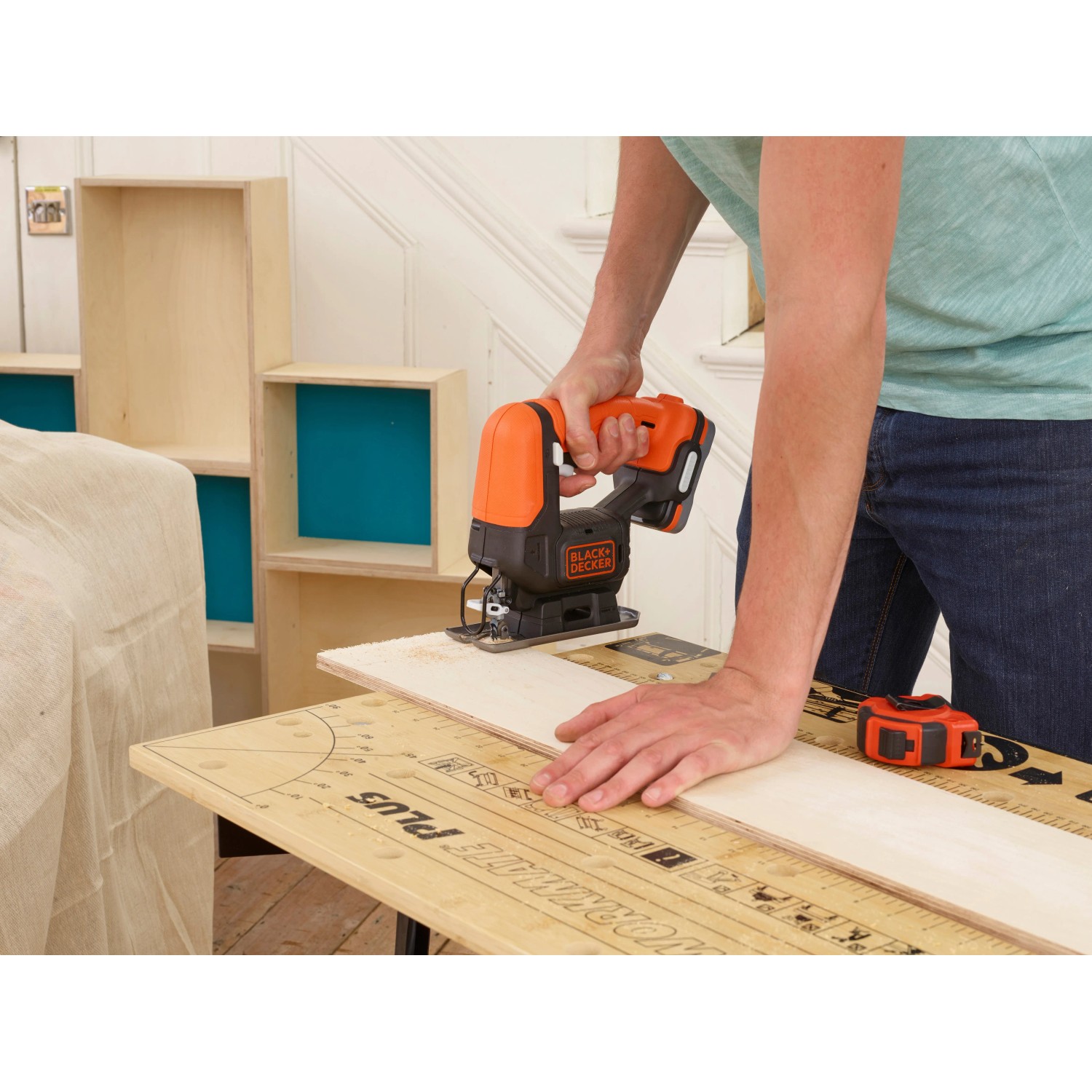 Black+Decker Akku-Stichsäge BDCJS12N in Aktion beim Holzsägen.
