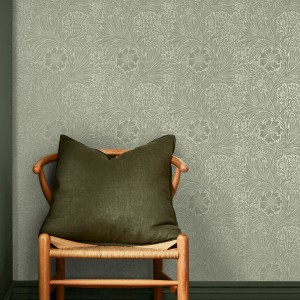 Naturfarbene William Morris Vliestapete Marigold Fibrous mit floralem Muster an der Wand.