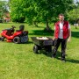 Al-Ko Combi Trailer CT 400 mit Rasentraktor und Person im Garten.