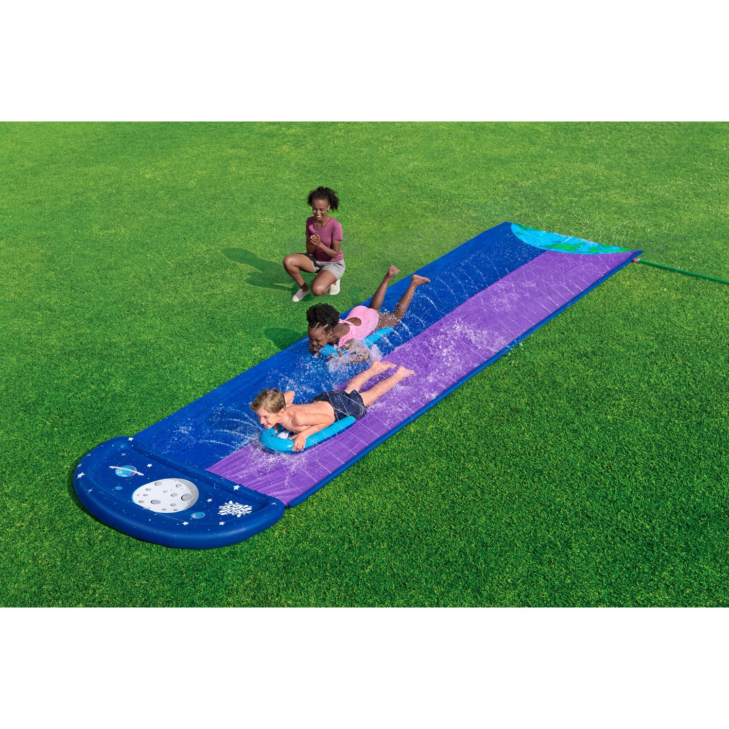 Bestway H2OGO Lunar Launch Wasserrutsche mit 2 Kindern auf Rasen. 488 cm lang.