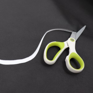 Schwarzes Aquagart Unkrautvlies 150g/m² mit Schere, zugeschnitten.