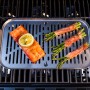Char-Broil Grillpfanne mit Lachs und Spargel auf dem Grill.