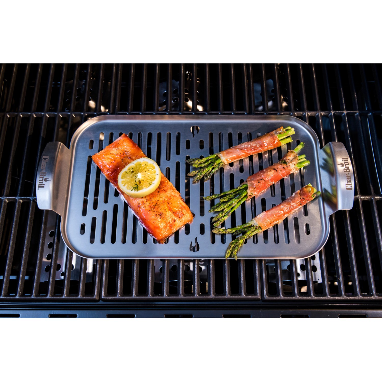 Char-Broil Grillpfanne mit Lachs und Spargel auf dem Grill.
