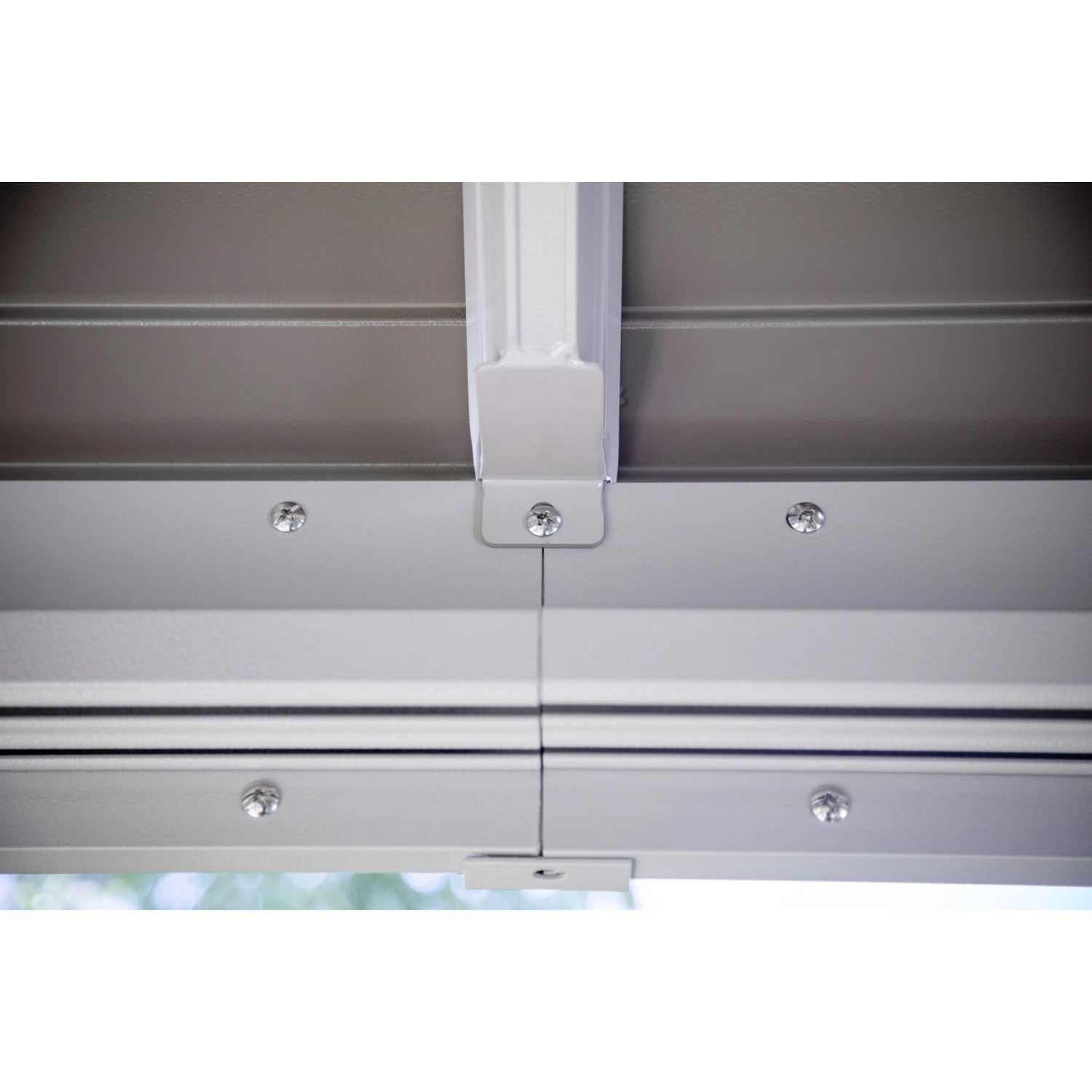Detailaufnahme: Champagnerfarbener Sojag Pavillon Striano, Aluminiumkonstruktion mit Stahldach.