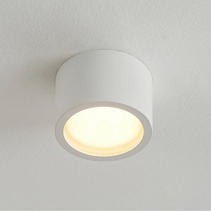 Modernes weißes Arcchio Nieva Downlight aus Aluminium an weißer Decke, leuchtet warm. Für Flur.