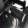 Detailaufnahme: Schwarzes Pedal des Alpina Rasentraktor AT3 98 A.