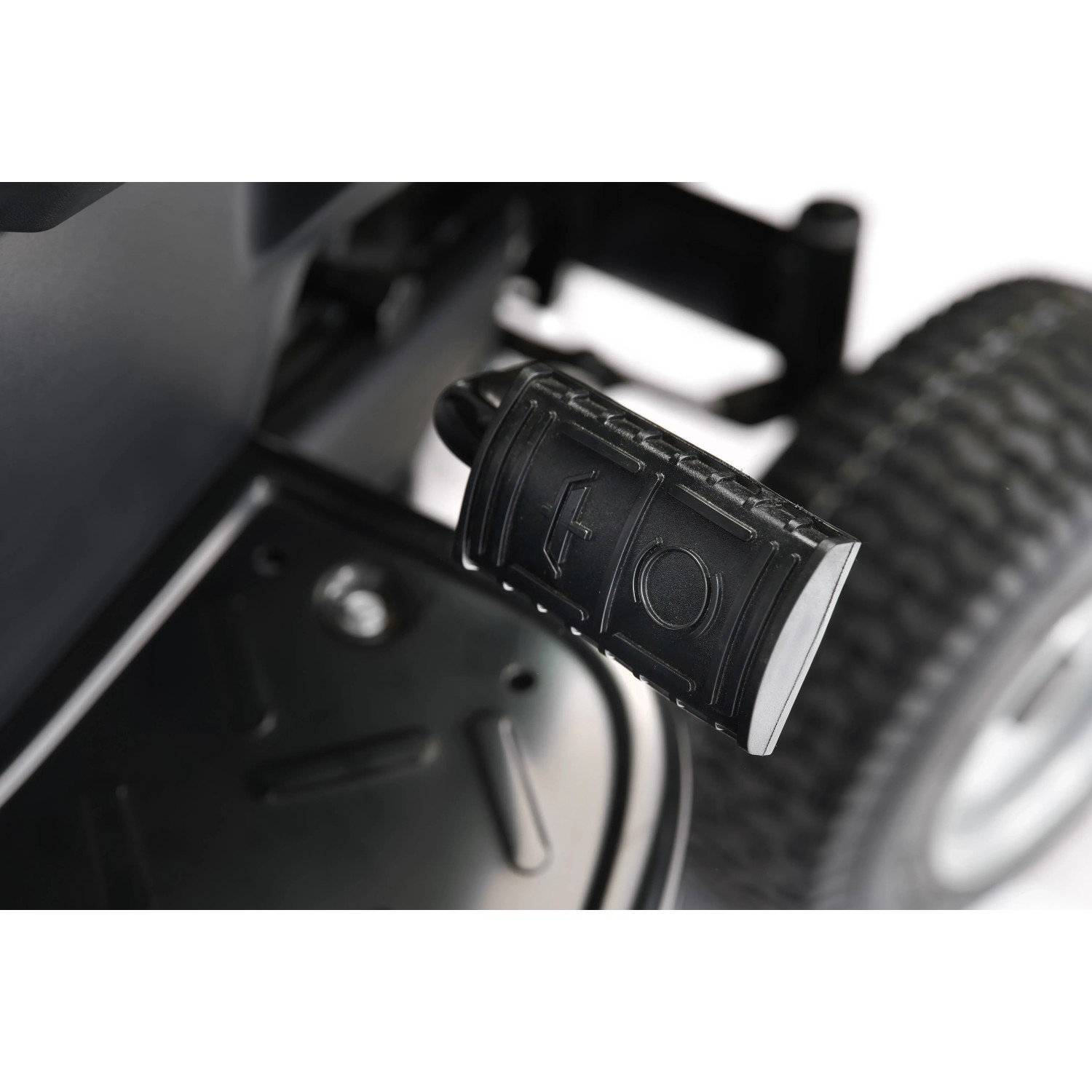 Detailaufnahme: Schwarzes Pedal des Alpina Rasentraktor AT3 98 A.