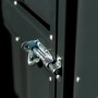 Detailaufnahme: Riegelverschluss am Globel Metall-Anlehngerätehaus in Anthrazit.