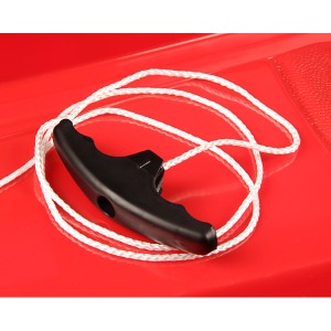 Detailaufnahme: Schwarzer Griff mit weißer Zugschnur auf rotem Ondis24 Kinderschlitten Basic Rodel.