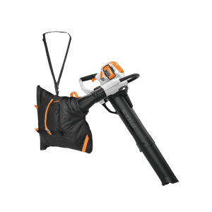 Stihl Akku-Saughäcksler SHA 140 in Orange-Grau mit schwarzem Fangsack und Tragegurt für Gartenarbeiten.