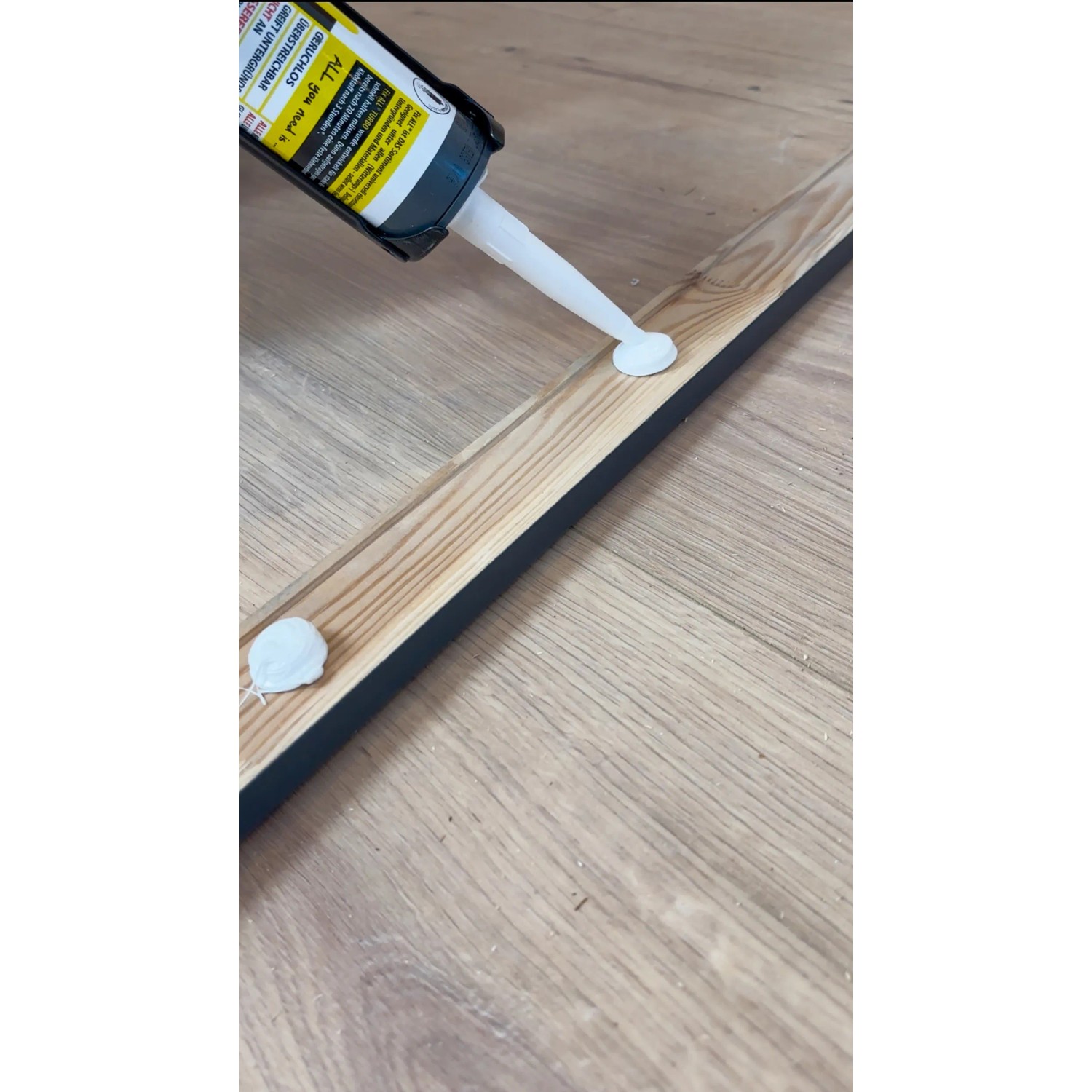 Anwendung von Soudal Fix All Turbo, weiß, auf Holzleiste. Kraftkleber für Montage.