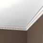 Weiße PROFHOME Eckleisten (32 m) als Zierleisten an Decke und Wand.