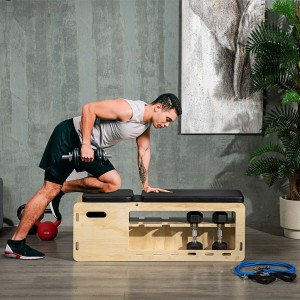 HOMCOM Hantelbank aus Holz mit Hantelablage und Mann beim Training mit Hantel.