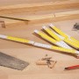 LUX Holzgliedermaßstab Comfort 2 m auf Werkbank mit Werkzeugen wie Säge, Schraubendreher und Nägel.