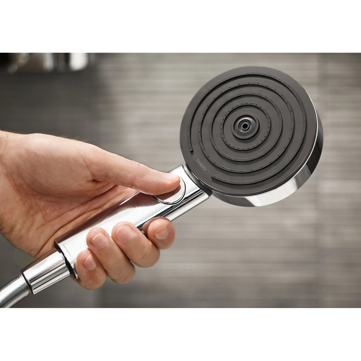 Hansgrohe Pulsify Select S 105 Handbrause Chrom mit 3 Strahlarten in Hand gehalten.