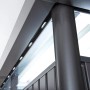Detailansicht: Biohort HighLine Gerätehaus in Quarzgrau-Metallic, Fokus auf Fenster und Rahmen.