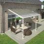 Weiße Palram Canopia Terrassenüberdachung Feria 3x3.05 m mit Sitzgruppe auf Terrasse.