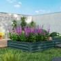 Grünes Outsunny Garten-Bett aus verzinktem Stahl, 120x120x30cm, bepflanzt mit lila Blumen.