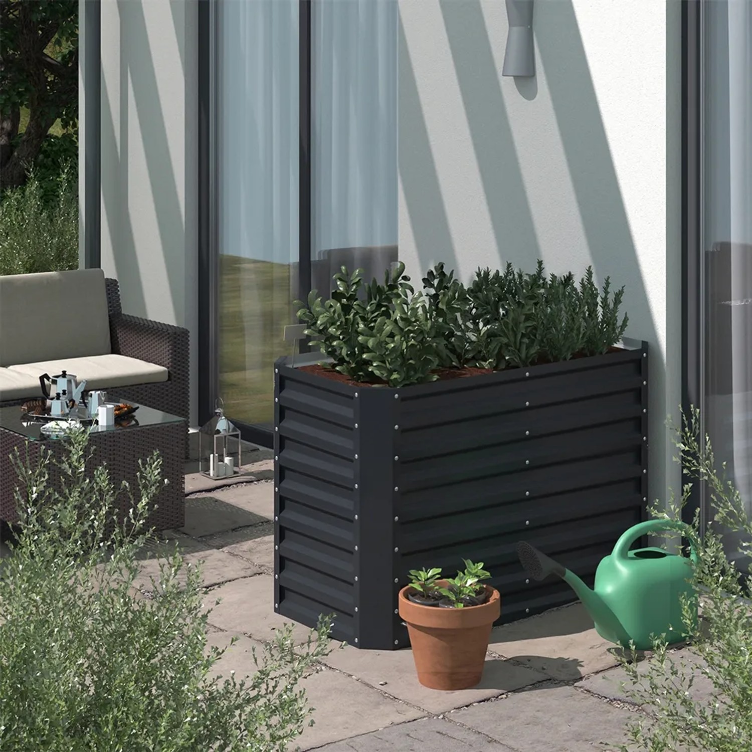 Anthrazitfarbenes OK-Living Hochbeet (120x60 cm) mit Bepflanzung und Gießkanne im Garten.