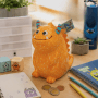 Freundliche gelbe Keramik Monsterspardose mit 20€ Schein, Münzen auf Schreibtisch. Kindersparschwein, Geschenkartikel.
