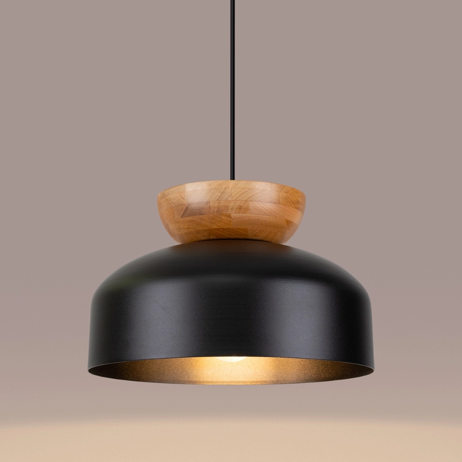 Schwarze Sollux Lighting Pendelleuchte Marion mit Holzdetails.