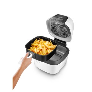 Weiße DeLonghi IdealFry Heißluftfritteuse mit offenem Deckel, Hand entnimmt Korb voller goldener Pommes.
