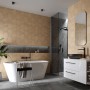 Badezimmer mit Wandfliese Holzoptik in hellem Beige, 89x29 cm. Elegante, moderne Atmosphäre.