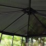 Innenansicht Canopia Ledro Pavillon 3.6x3.6 in Anthrazit/Grau mit Dach und Rahmen.