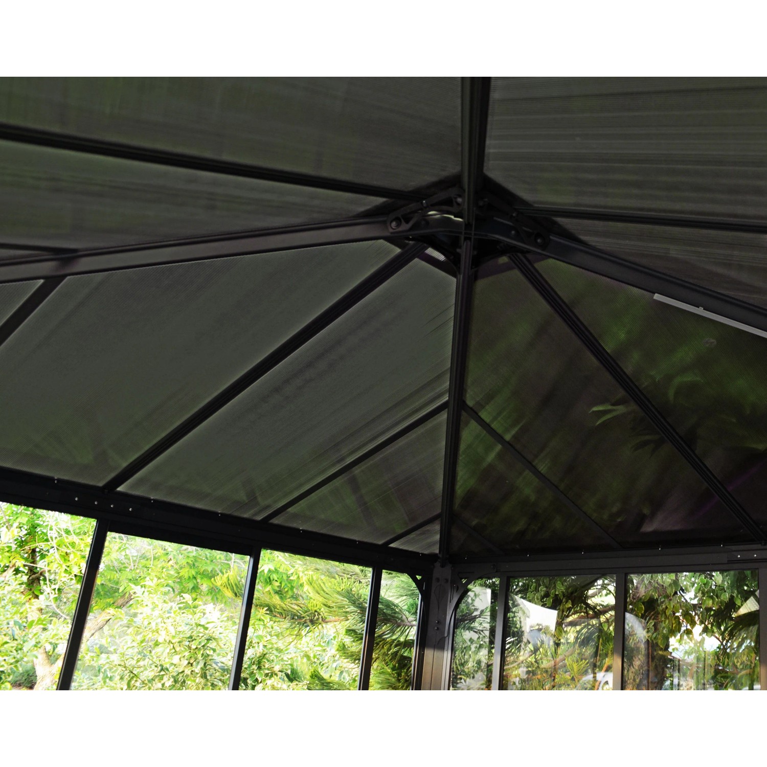 Innenansicht Canopia Ledro Pavillon 3.6x3.6 in Anthrazit/Grau mit Dach und Rahmen.